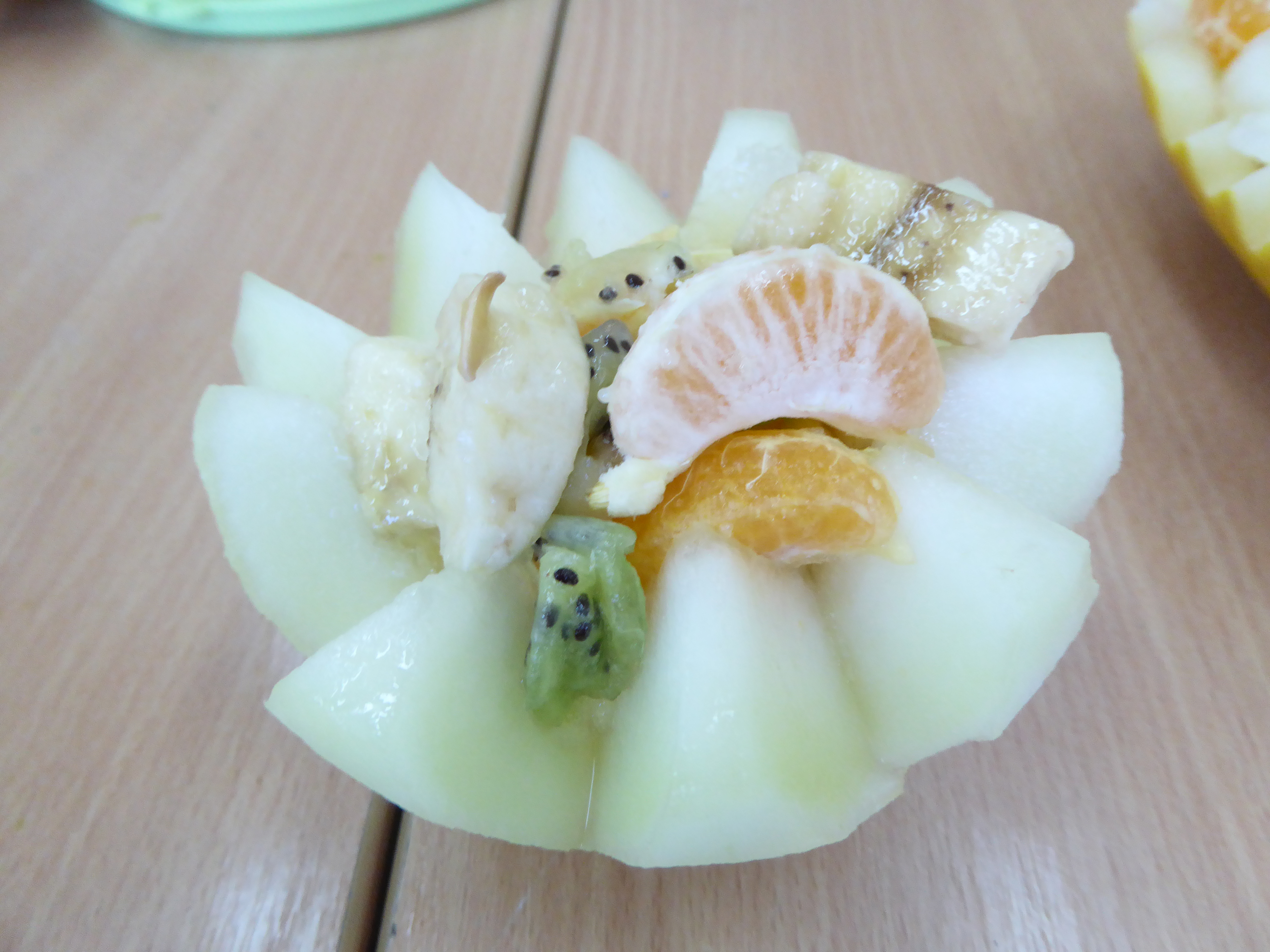 Zimowa sałatka owocowa w miseczce z melona