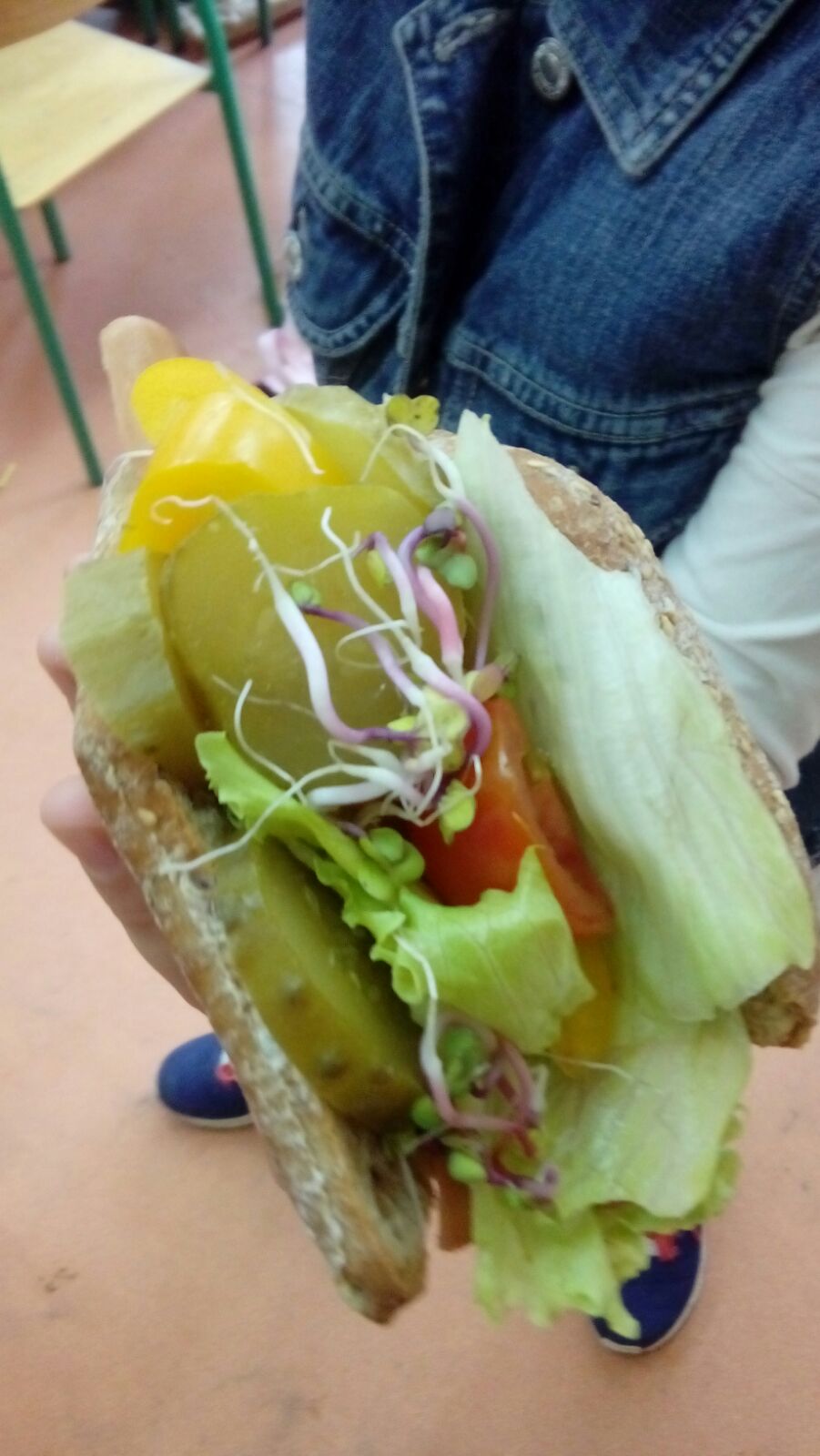 Hot dogi z dużą ilością warzyw